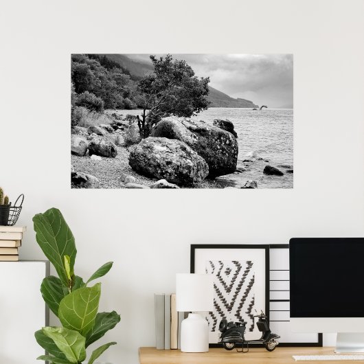 Am Ufer von Loch Ness mit dem Monster Poster (Heimbüro)