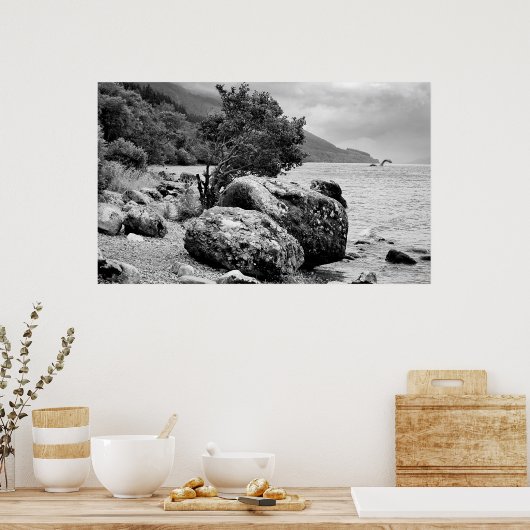 Am Ufer von Loch Ness mit dem Monster Poster (Küche)