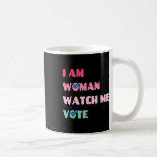 Am weiblich beobachten, wie ich abstimme kaffeetasse