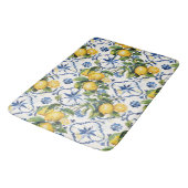 Amalfi Coast Lemon and Tiles Pattern Badematte (Schrägansicht)