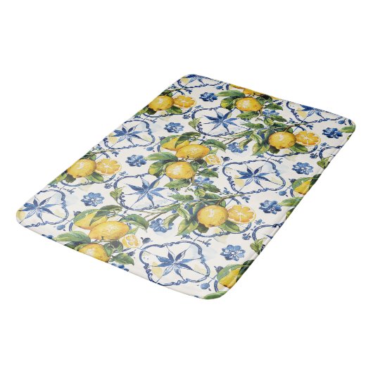 Amalfi Coast Lemon and Tiles Pattern Badematte (Schrägansicht)