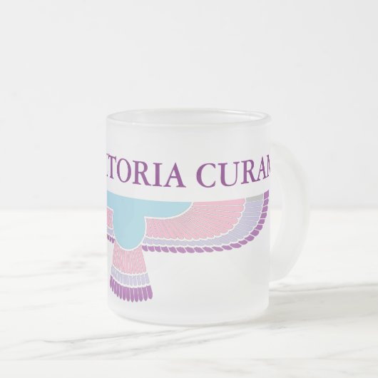 Amat Victoria Curam Mattglastasse (VorderseiteRechts)