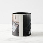 Amazing Piano Zweifarbige Tasse (Mittel)
