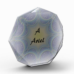 Amazone-Schrift mit lila gestaltetem Hintergrund Fotoblock