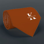 Amber Orange Eleganmonogramm   Name | einseitig Krawatte<br><div class="desc">Ein eleganter, einseitiger Hals mit einem fett-weißen Monogramm auf einem gelben Hintergrund. Zusätzlich zu diesem Monogramm sitzt Ihr Vor- oder Nachname in allen Hauptstädte. Wenn Sie einen mutigeren Blick auf den persönlichen Namen im großen Buchstaben bevorzugen, können Sie folgendes tun: Benutzen Sie die Funktion Anpassen/Bearbeiten und klicken Sie auf den...</div>