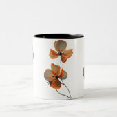 Amber Whisper Petals in the Dark Quiet Bloom Ember Zweifarbige Tasse (Mittel)