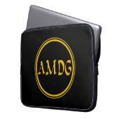 AMDG LAPTOPSCHUTZHÜLLE (Vorderseite Links)