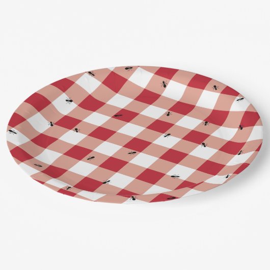 Ameisen an einem Picknick Pappteller (Schrägansicht)