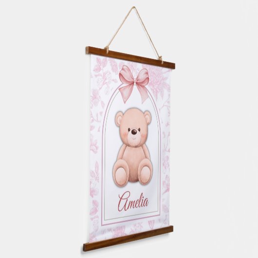 Amelia | Benutzerdefiniertes rosa Teddy-Bär-Kinder Wandteppich Mit Holzrahmen (Gewinkelt)