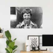 Amelia Earhart Fotograf und ihre Lockheed Electra Poster (Heimbüro)