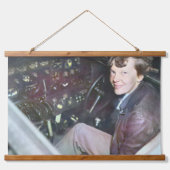 Amelia Earhart mit ihrer Lockheed Electra 1937 Wandteppich Mit Holzrahmen (Vorderseite)