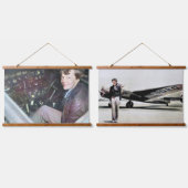 Amelia Earhart mit ihrer Lockheed Electra 1937 Wandteppich Mit Holzrahmen (Doppelt)