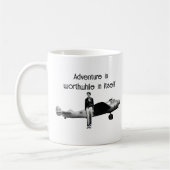 Amelia Earhart Schwarz-weißes Foto, Aviation Quote Kaffeetasse (Links)