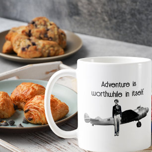 Amelia Earhart Schwarz-weißes Foto, Aviation Quote Kaffeetasse