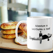 Amelia Earhart Schwarz-weißes Foto, Aviation Quote Kaffeetasse