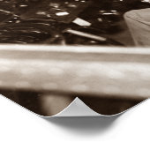 Amelia Earhart sitzt im Flugzeugcockpit Poster (Ecke)