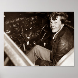 Amelia Earhart sitzt im Flugzeugcockpit Poster