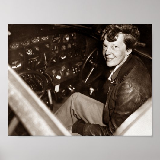 Amelia Earhart sitzt im Flugzeugcockpit Poster (Vorne)