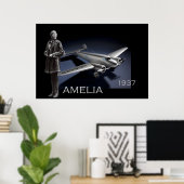 Amelia Earhart und ihr Lockheed Electra-Flugzeug Poster (Heimbüro)