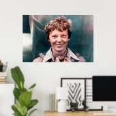 Amelia Earhart und ihre Lockheed Electra Colorized Poster (Heimbüro)