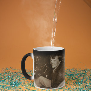 Amelia Earhart Ungezwungenes Flugzeug-Cockpit-Foto Verwandlungstasse