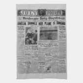 Amelia Earhart Vintage Zeitungsgeschichte Geschirrtuch (Vertikal)