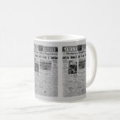 Amelia Earhart Vintage Zeitungsgeschichte Kaffeetasse (VorderseiteRechts)