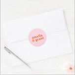 Amelia Orange Pink Moderne Hochzeit Runder Aufkleber<br><div class="desc">Moderne Hochzeitsaufkleber mit einem einfachen und minimalen Layout mit Ihren Namen in einem groovy Retro-Schriftart. Die hellen Farben sind in Orange und Rosa gehalten. Die Schriftart / Farben können im Designbearbeitungstool geändert werden. Diese Hochzeitsaufkleber eignen sich hervorragend als Umschlag Aufkleber oder für die individuelle Gestaltung Ihrer Gastgeschenke Hochzeiten.</div>