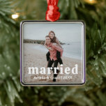 Amelia Simple Foto Modern First Christmas Ornament Aus Metall<br><div class="desc">Moderne Weihnachtsschmuck mit einem einfachen und minimalen Layout mit "verheiratet" in einem feinen Retro-Schriftart,  mit Ihren Namen und Jahr über Ihrem Lieblings-Foto. Dieser Schmuck ist ein tolles Geschenk für ein frisch verheiratetes Paar für sein erstes Weihnachtsfest verheiratet</div>