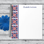 Ameriana Quilt Block Border Note Pad Notizblock<br><div class="desc">Personalisieren Sie dieses schöne Notizblock mit einem Pinwheel Block Stil Quilt Rand und Ihrem Namen oder anderen Text gedruckt. Das Muster ist in den Farben Americana rot,  Marineblau und Grau. Großzügiger Schreibraum für alle Ihre Listen,  kleine Skizzen oder andere tägliche Notizen. Ein personalisiertes Geschenk für einen Quilting- oder Nähfreund.</div>