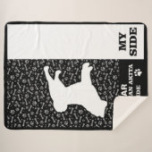 American Akita Funny Side of Bed Sherpadecke (Vorderseite (Horizontal))