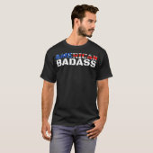 American Badass USA Flag Patriotic erschüttert T-Shirt (Vorne ganz)