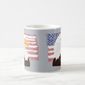 American Bald Eagle and Flag - transparent auf gra Kaffeetasse (Mittel)