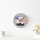 American Bald Eagle and Flag - transparent auf gra Runde Wanduhr (Zuhause)