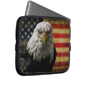 American Bald Eagle auf Grunge Flag Laptopschutzhülle (Vorne Rechts)