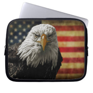 American Bald Eagle auf Grunge Flag Laptopschutzhülle