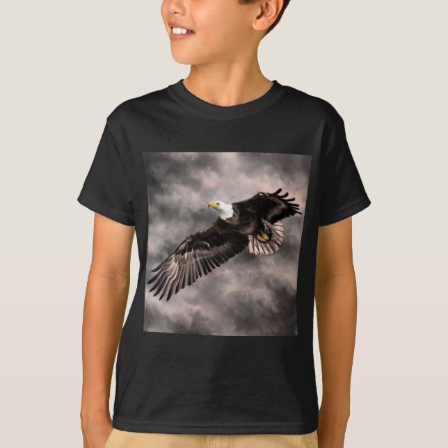 American Bald Eagle Flying in Sturmwolken  T-Shirt (Vorderseite)