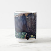 American Bison Roaming in Grassland Kaffeetasse (Mittel)
