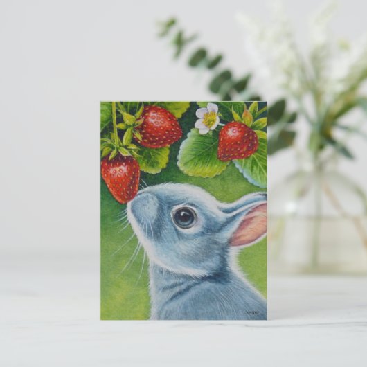 American Blue Rabbit & Strawberries Postkarte (Stehend Vorderseite)
