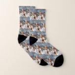 American English Foxhound Dog Winter Christmas Joy Socken<br><div class="desc">Das festliche Design des Hauses spiegelt den fröhlichen Geist der Urlaubssaison wider, mit einem bezaubernden Nachwuchs mit einer Weihnachtsmannmütze. Die Katze ist eingebettet in ein winterliches Wunderland, mit einem Schneemann, einem dekorierten Weihnachtsbaum und wunderschön verpackten Geschenken. Schneeflocken fallen sanft ab und geben der Szene eine magische Touch, während die lebhaften...</div>