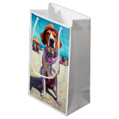 American English Foxhound on Beach, Sommergeschenk Kleine Geschenktüte (Rückseite Schrägansicht)