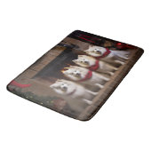 American Eskimo am Feuerplatz Weihnachten Badematte (Schrägansicht)