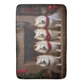 American Eskimo am Feuerplatz Weihnachten Badematte (Vorderseite Vertikal)