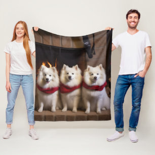 American Eskimo am Feuerplatz Weihnachten Fleecedecke