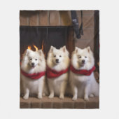 American Eskimo am Feuerplatz Weihnachten Fleecedecke (Vorderseite)