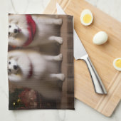 American Eskimo am Feuerplatz Weihnachten Geschirrtuch (Viertel Falte)