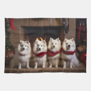 American Eskimo am Feuerplatz Weihnachten Geschirrtuch