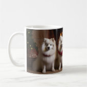 American Eskimo am Feuerplatz Weihnachten Kaffeetasse (Links)