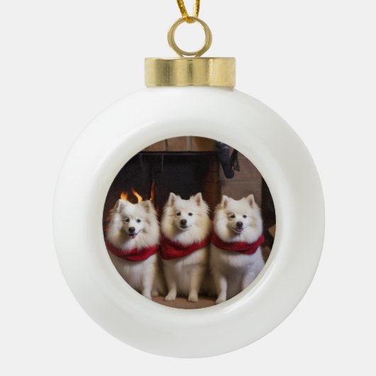 American Eskimo am Feuerplatz Weihnachten Keramik Kugel-Ornament (Vorderseite)