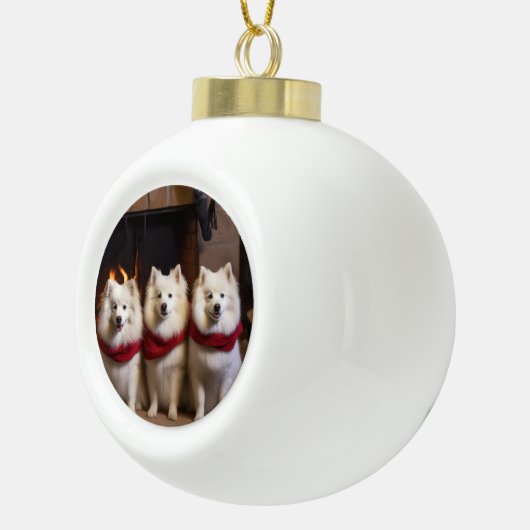 American Eskimo am Feuerplatz Weihnachten Keramik Kugel-Ornament (Rechts)